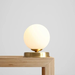 Lampa stołowa szklana kula Ball Brass 14cm biało-mosiężna Aldex