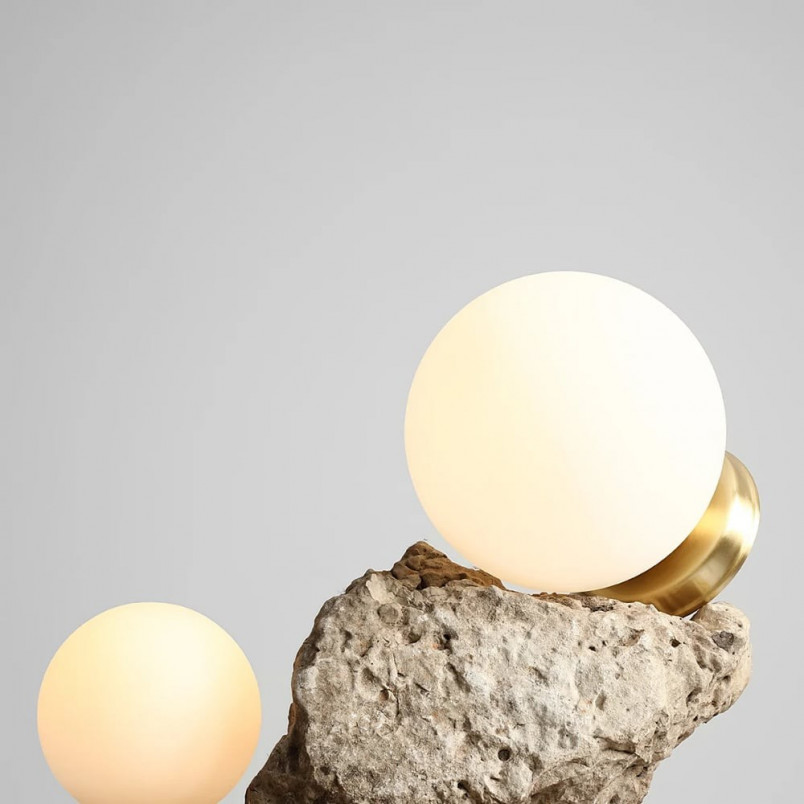 Lampa stołowa szklana kula Ball Brass 20cm biało-mosiężna Aldex