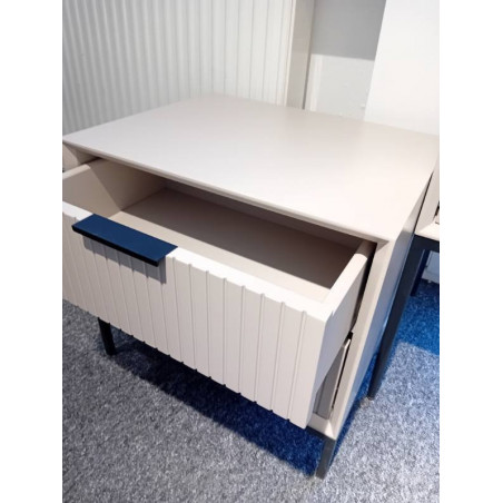 Szafka nocna na nóżkach z ryflowanymi szufladami Izyda 50x40cm kaszmirowa OL Home