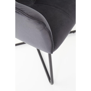 Krzesło welurowe pikowane z podłokietnikami K377 ciemny popiel marki Halmar