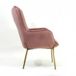 Fotel welurowy pikowany na złotych nogach Castel Gold jasno różowy marki Halmar