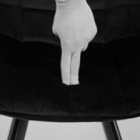Krzesło welurowe pikowane K332 czarne marki Halmar