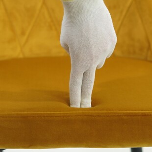 Krzesło welurowe pikowane Trix B Velvet curry marki Signal