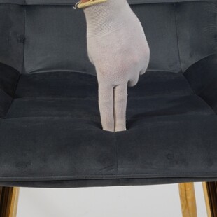 Krzesło welurowe pikowane na złotych nogach Chic Velvet Gold szare marki Signal